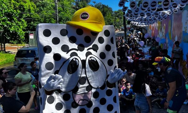 CUADERNOS AVON INAUGURA UN MURAL ARTÍSTICO