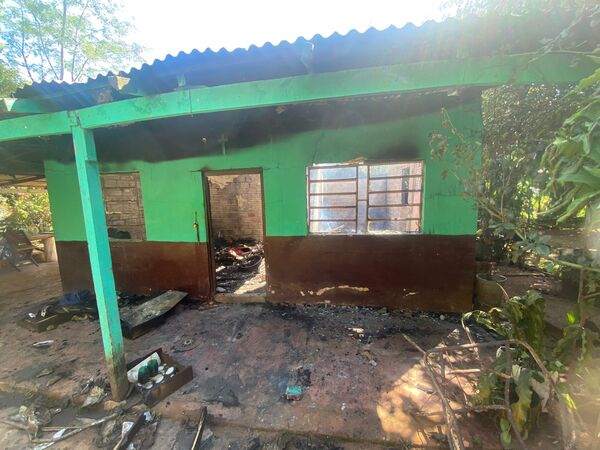 Otro voraz incendio consumió por completo una vivienda en el Barrio 8 de Diciembre de Encarnación