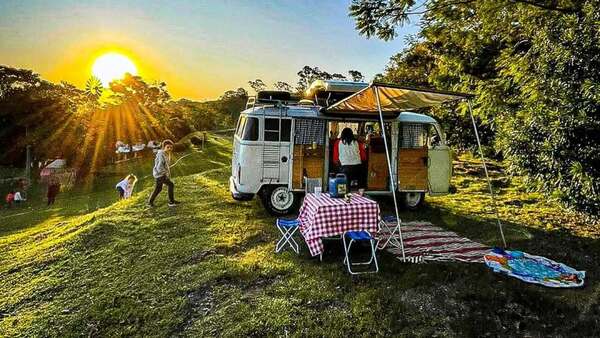 Vacaciones en kombi: una opción para quienes gustan de viajar y acampar a bordo de un retro