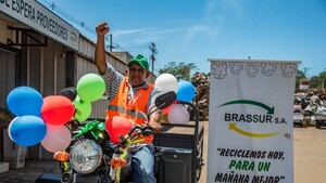 Regalan motocarro a reciclador por su esfuerzo y sacrificio