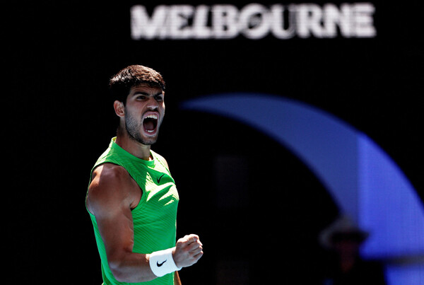 Alcaraz se deshace de Alex De Miñaur y se sitúa por primera vez en semifinales del Abierto de Australia