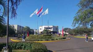 Falta de pago de aguinaldo: funcionarios del Hospital Nacional de Itauguá se declaran en alerta  - Nacionales - ABC Color