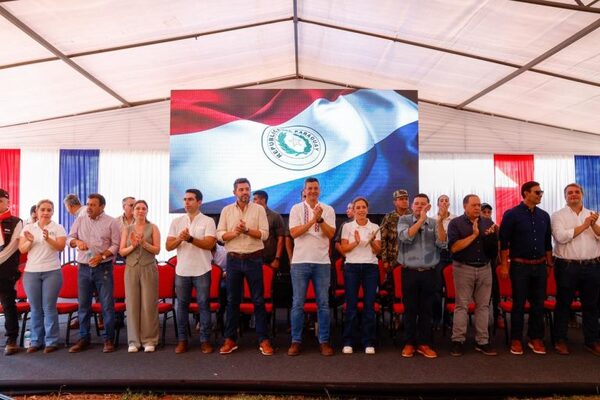 Peña entrega títulos en Caaguazú y anuncia proyecto de ley para regularizar 50.000 fincas a favor de campesinos