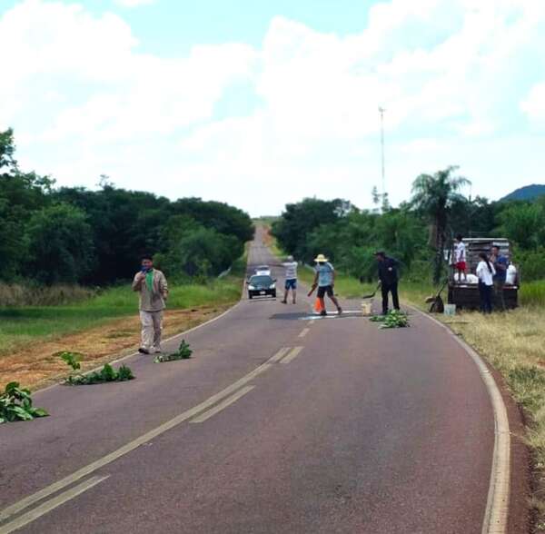 Ante desidia del MOPC, ciudadanos realizan bacheo paliativo en Acahay y La Colmena  - Nacionales - ABC Color