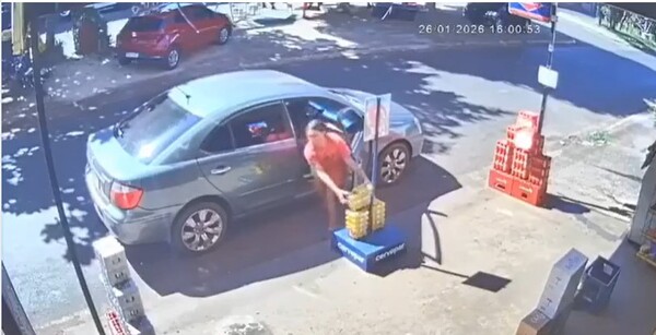 Popular / (video) ¡Yiyi quería chupar y robó un pack de birra!