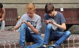 Francia aprueba una ley para prohibir las redes a menores de 15 años