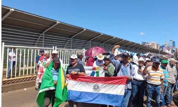 Extrabajadores de Itaipú exigen al Ejecutivo una solución a su histórico reclamo - OviedoPress