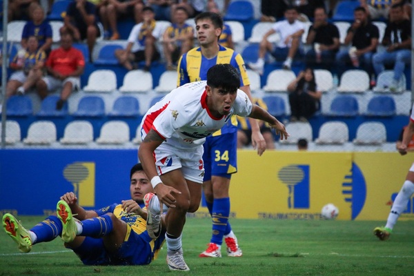 Sobre la hora, Nacional derrotó a Sportivo Luqueño y quedó en la cima