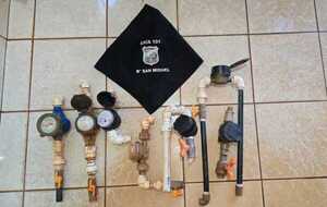 Recuperan medidores de agua hurtados de viviendas del Bº La Amistad Cambyreta