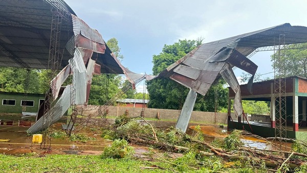 Popular / Temporal vai con vientos huracanados causaron sarambí en minutos