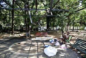 Plaza que Nenecho maquilló en campaña, está en ruinas y es refugio de adictos - Nacionales - ABC Color