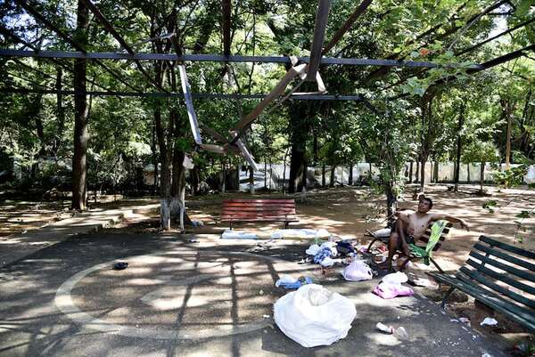 Plaza que Nenecho maquilló en campaña, está en ruinas y es refugio de adictos - Nacionales - ABC Color