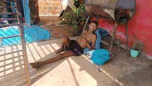 Vecinos del barrio Sagrada Familia claman ayuda urgente para hombre en estado crítico