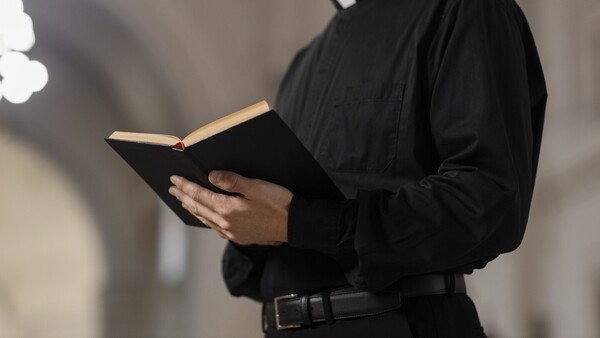 Seminarista es detenido por presunto abuso sexual y pornografía infantil