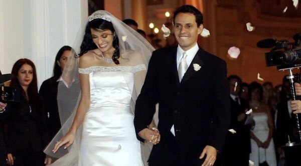 Popular / ¡Exdoña de Marc Anthony contó lo que hizo con su álbum de bodas!