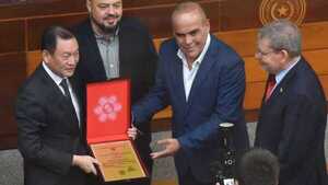 Congreso despide con un homenaje a embajador de Taiwán