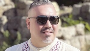 Investigan a diplomático por ofrecer “masajes”