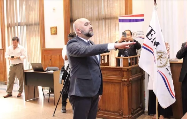 Denuncian a Orlando Arévalo por presuntos títulos falsos