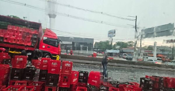 Diario HOY | Acceso Sur: botellas de gaseosas caen al asfalto y genera caos en el tráfico