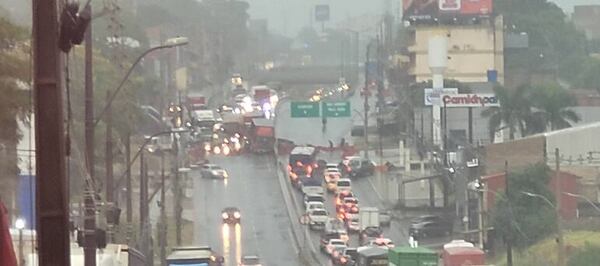 Villa Elisa: camión de reparto perdió su carga sobre ruta PY01 y generó caos vehicular - Nacionales - ABC Color