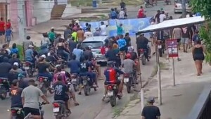 Video: Medio centenar de motociclistas y bandera en el sepelio de Pingüi