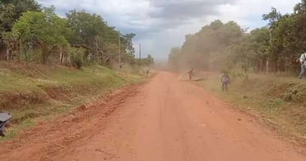 Carapeguá: Vecinos limpian calles y organizan sorteo para financiar empedrado ante inacción comunal - Nacionales - ABC Color