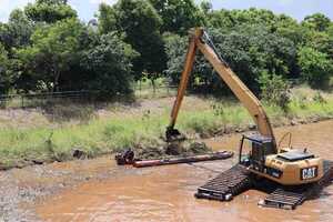 EBY inicia remoción de biomasa en el arroyo Poti’y