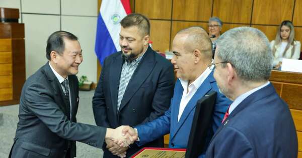 La Nación / Congreso de la Nación rinde homenaje al embajador de Taiwán