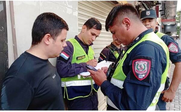 Segundo asalto al hilo a joyería frente a las narices de la Policía •