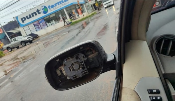 Le robaron por sexta vez los accesorios de su automóvil - trece