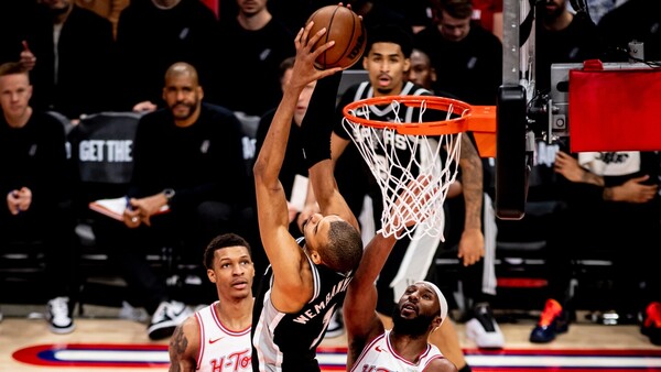 Los 150 de Wembanyama y susto para Doncic