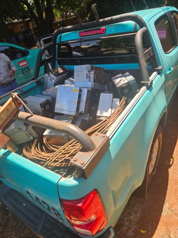 ANDE detecta conexión irregular para criptominería y decomisa 14 equipos en Ciudad del Este