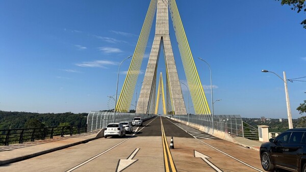 Desde hoy, colectivos de turismo cruzan de noche por el Puente de la Integración