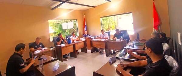 Concejales reclaman pago de dietas adeudadas por la Municipalidad de Ybycuí - Política - ABC Color