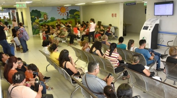 Asegurados del IPS enfrentan la falta de turnos y la escasez de medicamentos