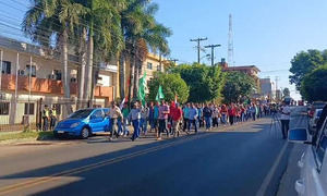 Falta de respuestas del MOPC y municipalidades lleva a comunidades a manifestarse frente a la Gobernación de Caaguazú - OviedoPress