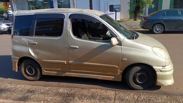 Colisión entre un automóvil y una motocicleta en plena zona urbana dejó al motociclista con lesiones leves y sin consecuencias graves.