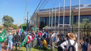 Campesinos de la FNC exigen caminos de todo tiempo a la Gobernación de Caaguazú - Nacionales - ABC Color