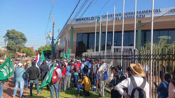Campesinos de la FNC exigen caminos de todo tiempo a la Gobernación de Caaguazú - Nacionales - ABC Color