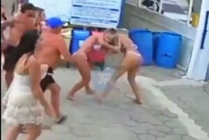 Popular / (VIDEO) Dos chicas en bikini se trenzaron a golpes en Florianópolis
