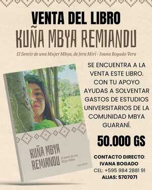 Joven indígena oferta libro de su autoría para costear sus estudios universitarios