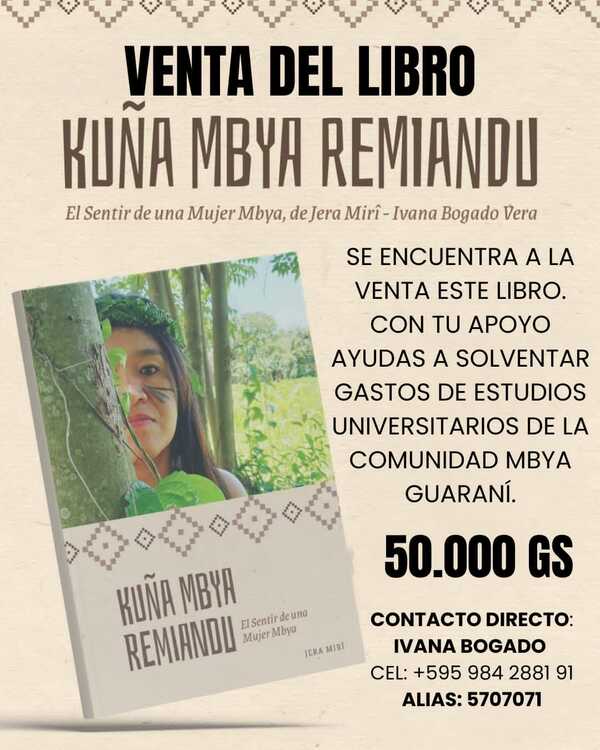 Joven indígena oferta libro de su autoría para costear sus estudios universitarios