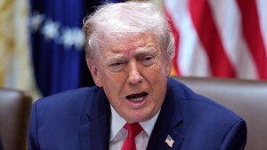 Trump le dice a su gabinete que sus reuniones son aburridas y que por eso cierra los ojos