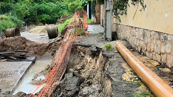 Nuevo derrumbe por obra de desagüe en barrio Santo Domingo