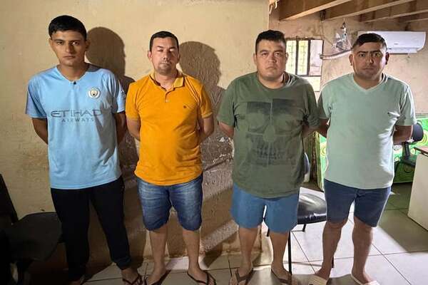 Juez ordena prisión para cuatro policías procesados por extorsionar a turistas brasileños - ABC en el Este - ABC Color