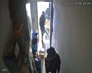 Gavilla asalta estación de servicio y se lleva parte de la recaudación   - ABC en el Este - ABC Color