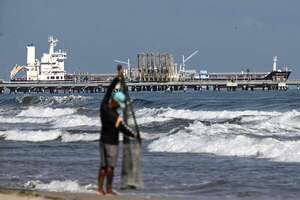 Trump levanta parcialmente su embargo petrolero a Venezuela tras apertura en nueva ley  - Mundo - ABC Color