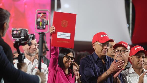 Delcy Rodríguez firma la reforma de la Ley de Hidrocarburos