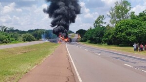 Camión vuelca y arde en llamas tras evitar chocar a un motocarro en Caaguazú