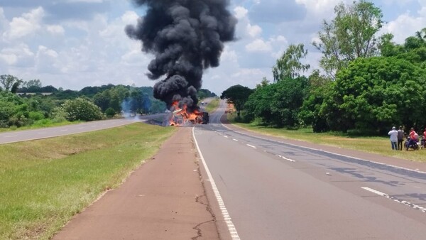 Camión vuelca y arde en llamas tras evitar chocar a un motocarro en Caaguazú